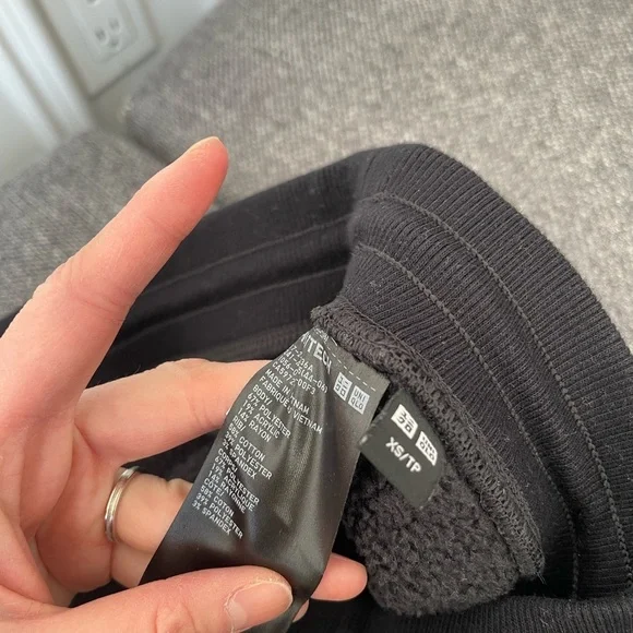 Uniqlo women's Heattech black Jogger Pants - Picture 3 of 4